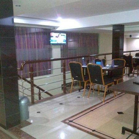Erin Int Hotel Makassar Buitenkant foto