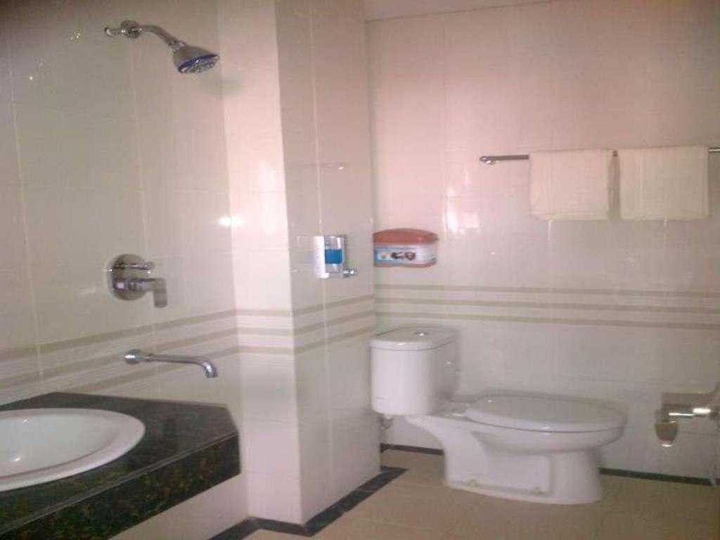 Erin Int Hotel Makassar Buitenkant foto