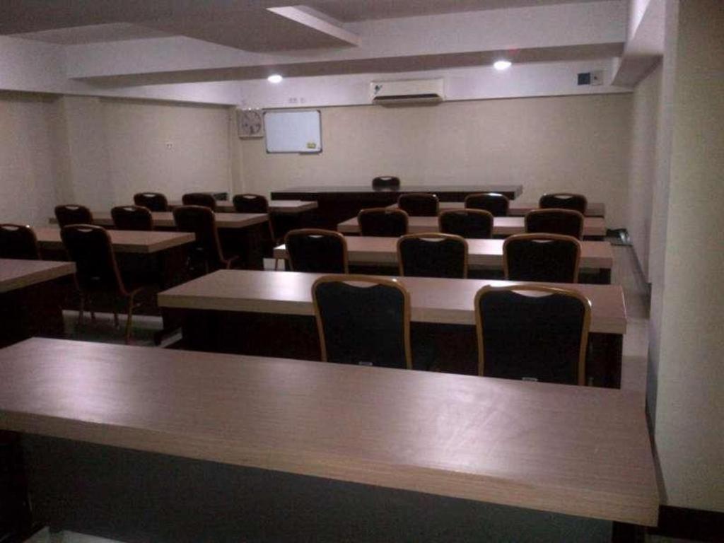 Erin Int Hotel Makassar Buitenkant foto