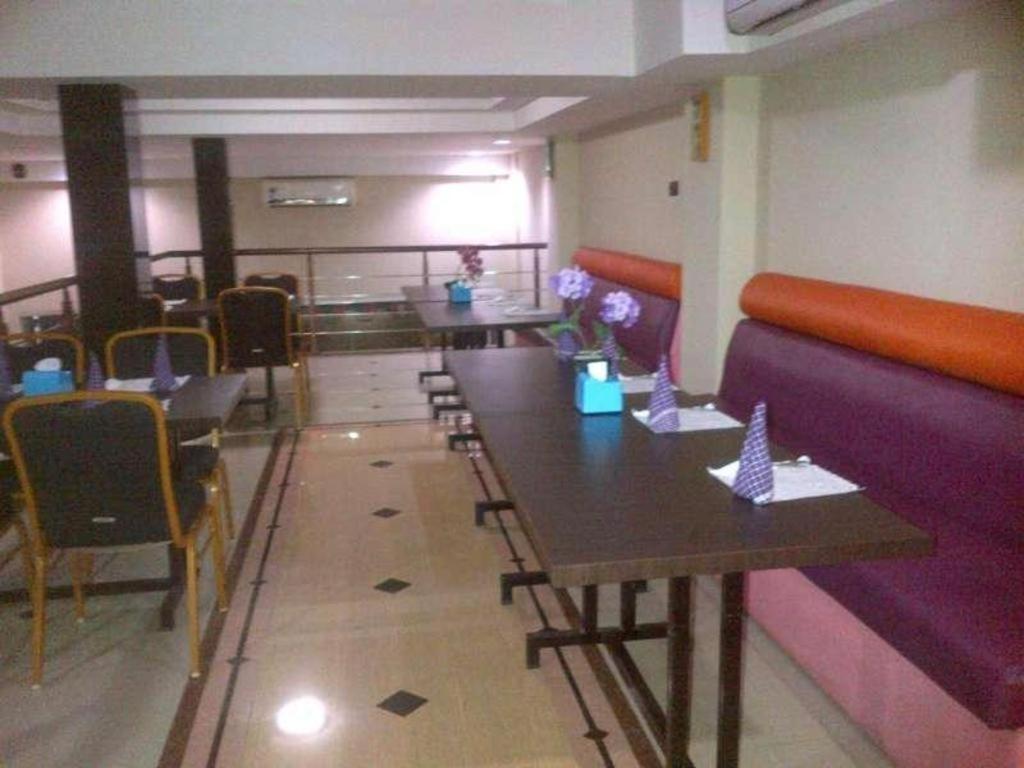 Erin Int Hotel Makassar Buitenkant foto