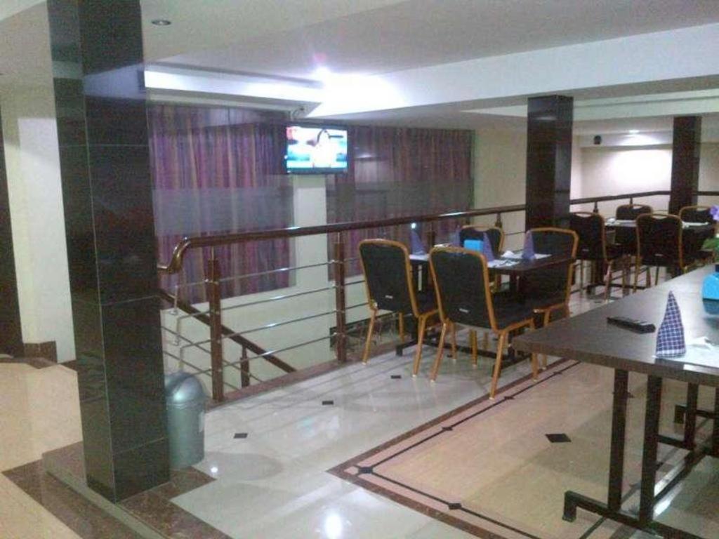 Erin Int Hotel Makassar Buitenkant foto